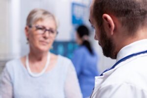 Arzt im Gespräch mit einer älteren Patientin