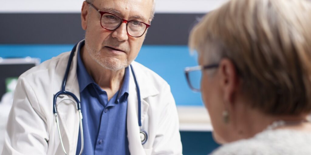 Arzt bespricht ein Medikament mit einer Patientin