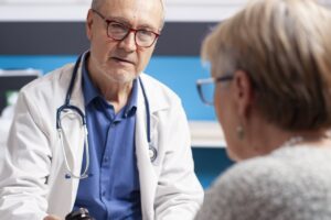 Arzt bespricht ein Medikament mit einer Patientin